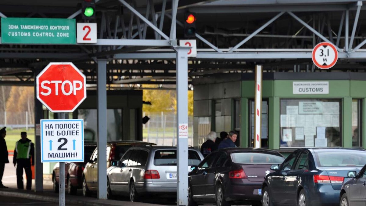    Депутаты предложили на законодательном уровне внедрить в России единую систему электронного бронирования очереди в автомобильных пунктах пропуска.