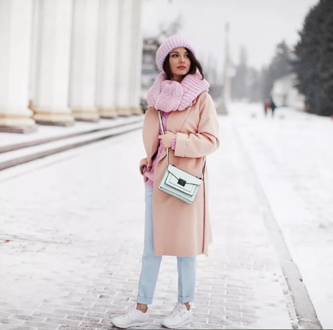 Розовое пальто шапка. Зимние образы. Обоазс с розовым пальто. Шарф к розовому пальто. Стильные зимние образы для девушек.