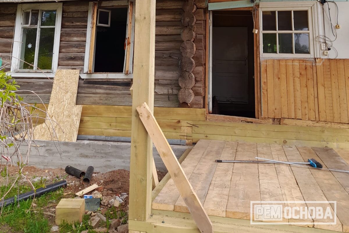 Замена венцов, фундамента и монтаж каркаса небольшой пристройки в д. Большего 