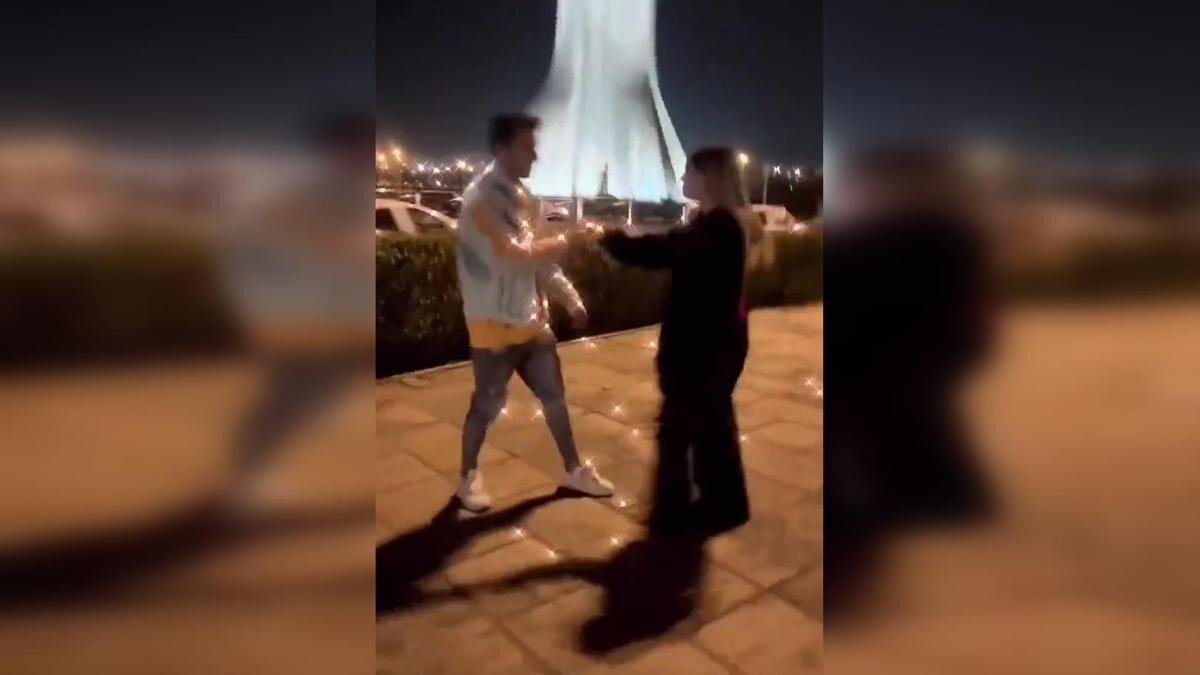    Иранская пара танцует:twitter.com/KhosroKalbasi