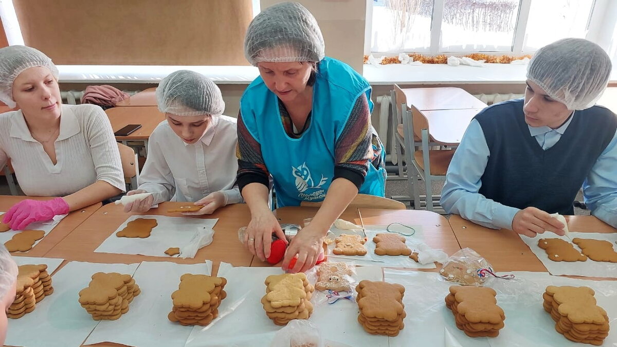    Школьники Ханты-Мансийска испекли пряничных мишек для мобилизованных