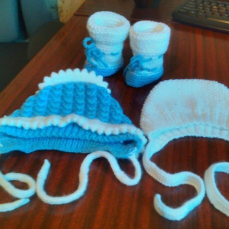 шапочки и пинеточки,вязала на выписку)