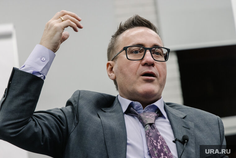    Евгений Минченко назвал имена тех, кто рискует, чтобы стать ближе к президенту РФ Владимиру Путину