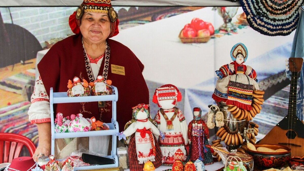     В проекте по созданию вышитой карты Татарстана примут участие мастерицы из 45 районов республики. Об этом на брифинге, посвященном году национальных культур и традиций в Татарстане, сообщила министр культуры РТ Ирада Аюпова.