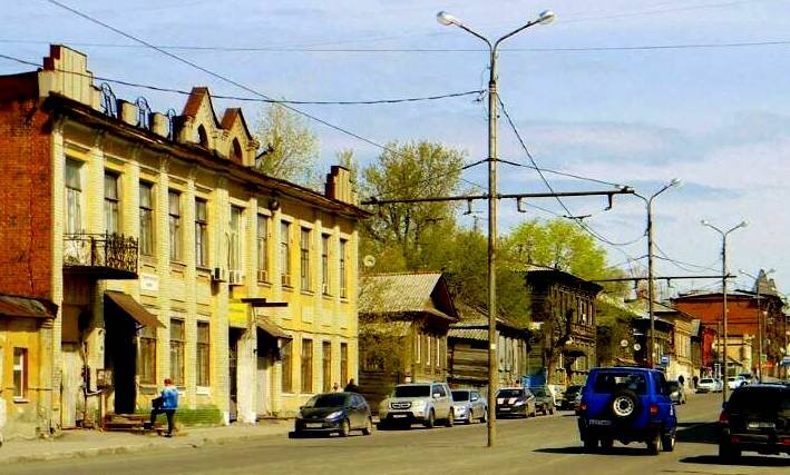 По крайней левой оси вывешен балкон с ажурным кованым ограждением