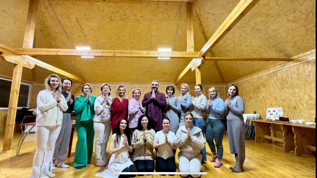 Чем больше заботы мы проявляем о счастье других, тем больше в нас ощущение собственного благополучия. Взращивание добросердечия и чувства близости к другим автоматически приводит наш ум в состояние покоя. Это помогает устранить страхи и неуверенность в завтрашнем дне, которые, возможно, присутствуют в нас, и наделяет нас силой преодолевать любые встающие перед нами преграды. В этом главный залог успешной жизни. Любовь и сострадание – важнейшие источники счастья.
