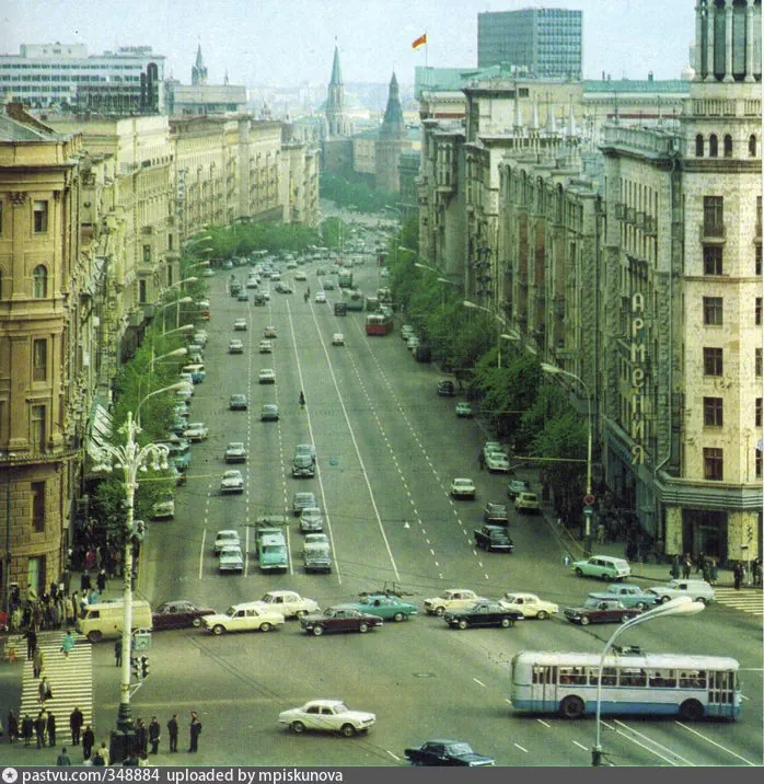 Улица Горького (Тверская), справа - магазин Армения. А слева внизу, у перехода, как раз, похоже, милиция стоит. 1974 - 1975 г. Источник: Фотоальбом: "МОСКВА",1976 г.