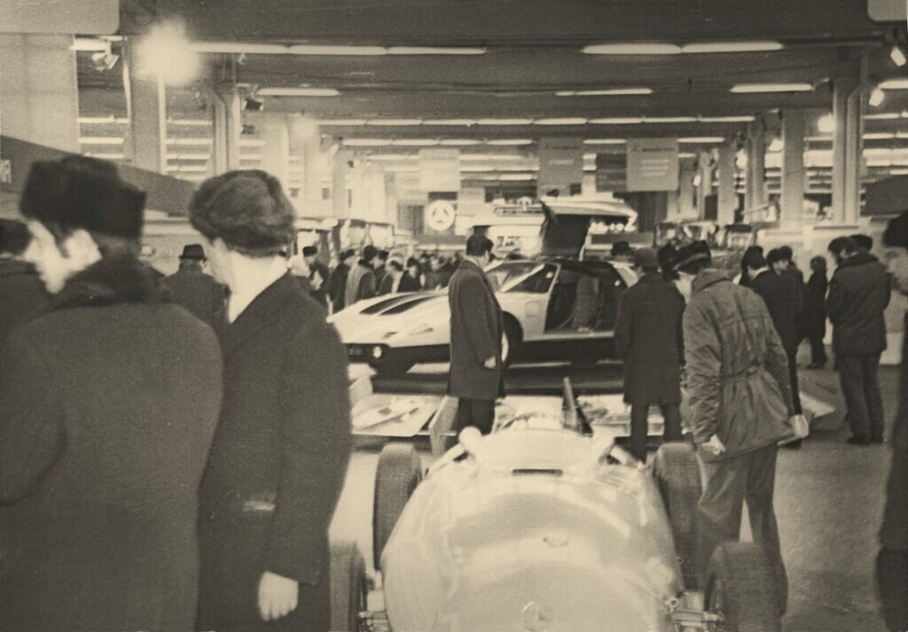 Атмосфера выставки. На переднем плане гоночный Mercedes-Benz W  196 1954 года, позади — Mercedes-Benz С 111.