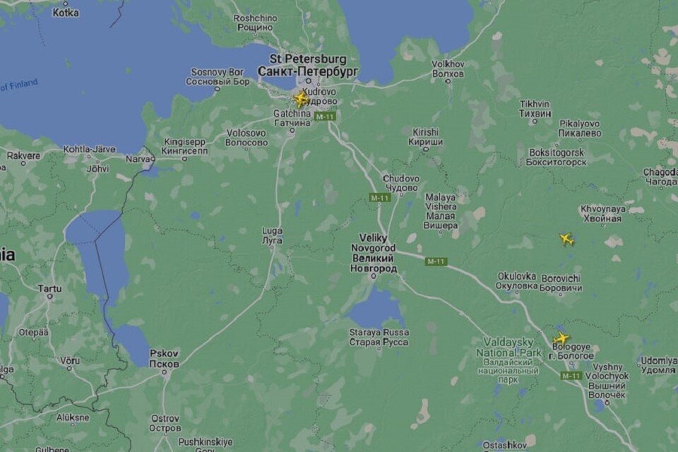     Утром небо над городом было девственно чистым. Фото: flightradar24