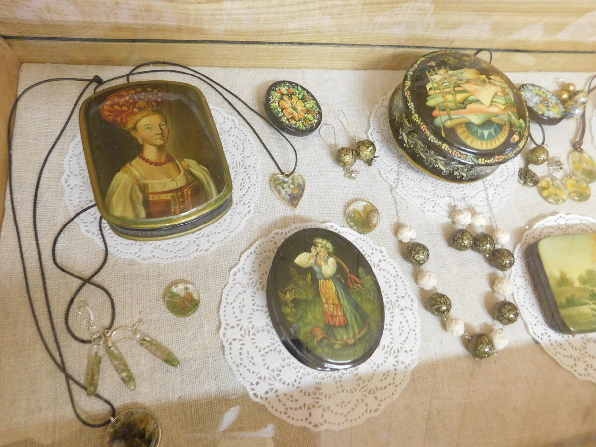 Работы члена Союза художников России Юлии Нигматулиной на выставке в Музее "Дом Степана ложкаря". Фото автора.