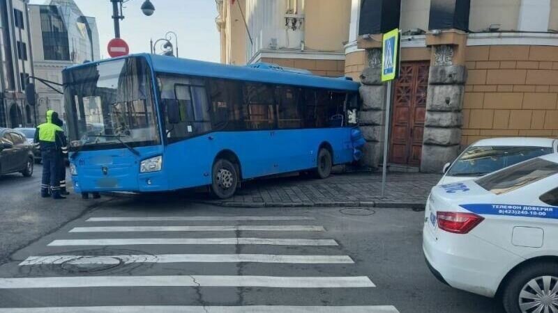     Стали известны подробности ДТП на Океанском проспекте, которое произошло сегодня утром во Владивостоке. По предварительной информации, во всём виноват ротозей-водитель.