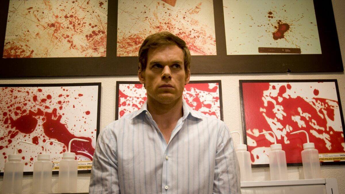    Актер Майкл Си Холл играет роль судмедэксперта в полиции Декстера Моргана / Кадр из сериала «Декстер» / 2006–2013 год