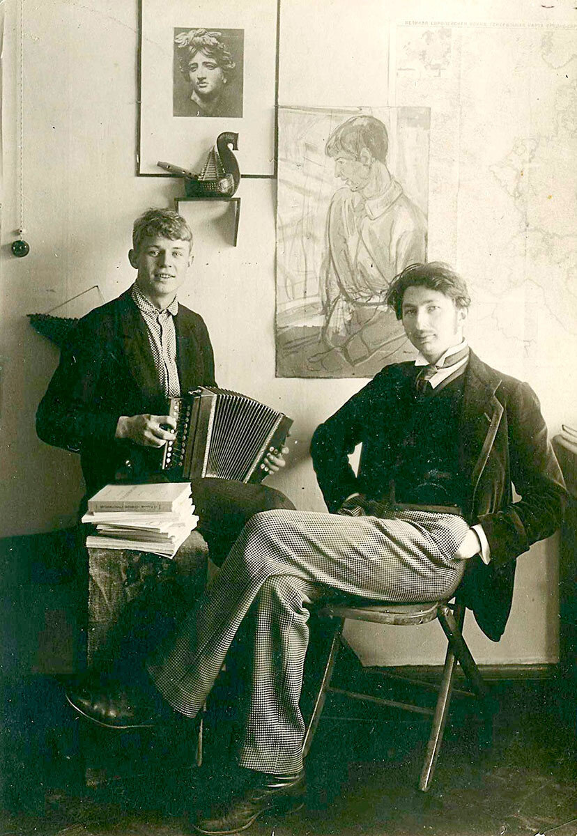 Сергей Есенин и Сергей Городецкий, 1916 
Общественное достояние