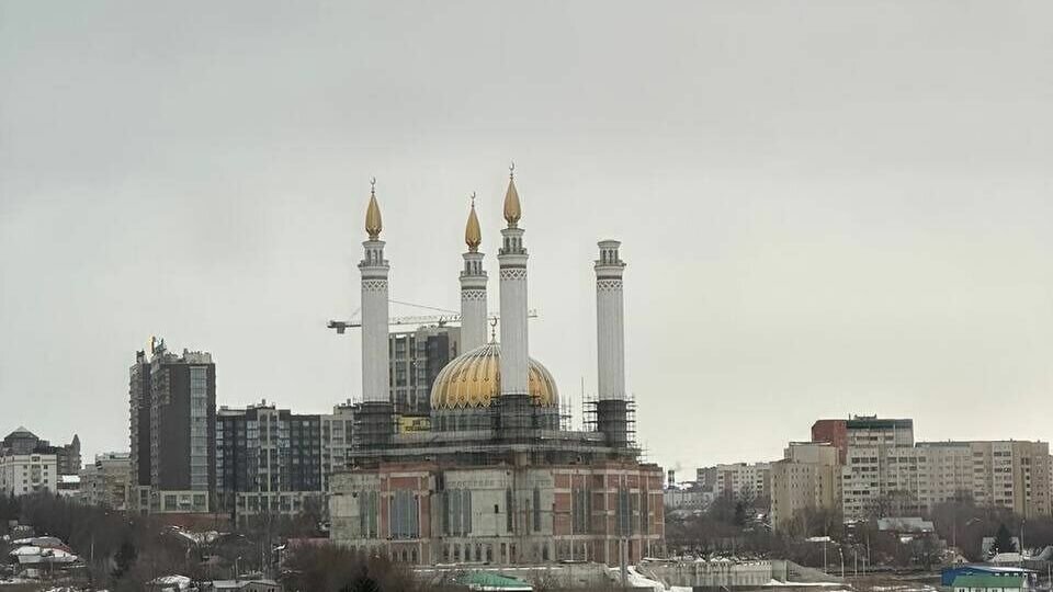     Предположительно, здание мечети пострадало из-за сильного ветра