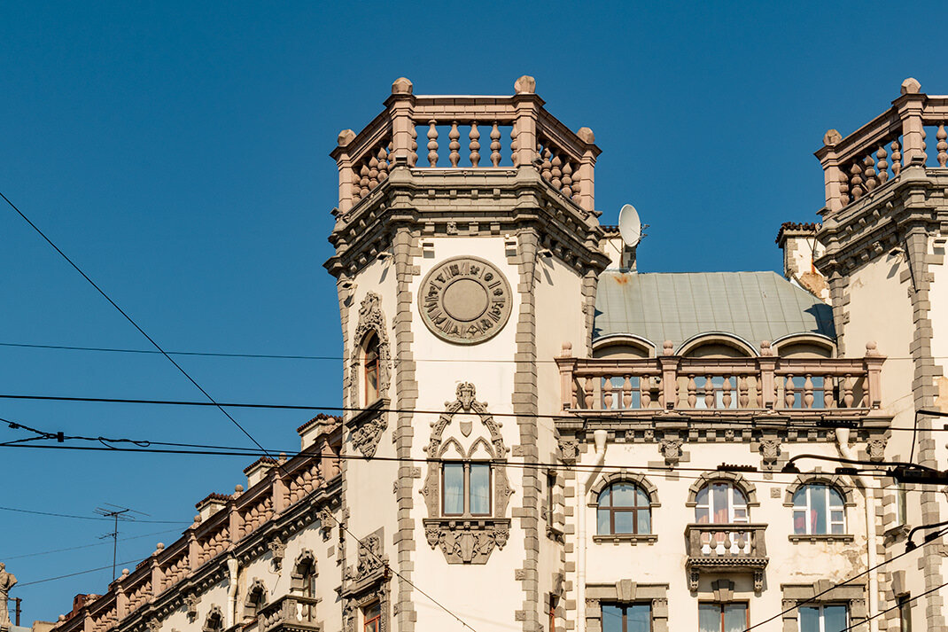 Постройку нередко называют Домом с башнями