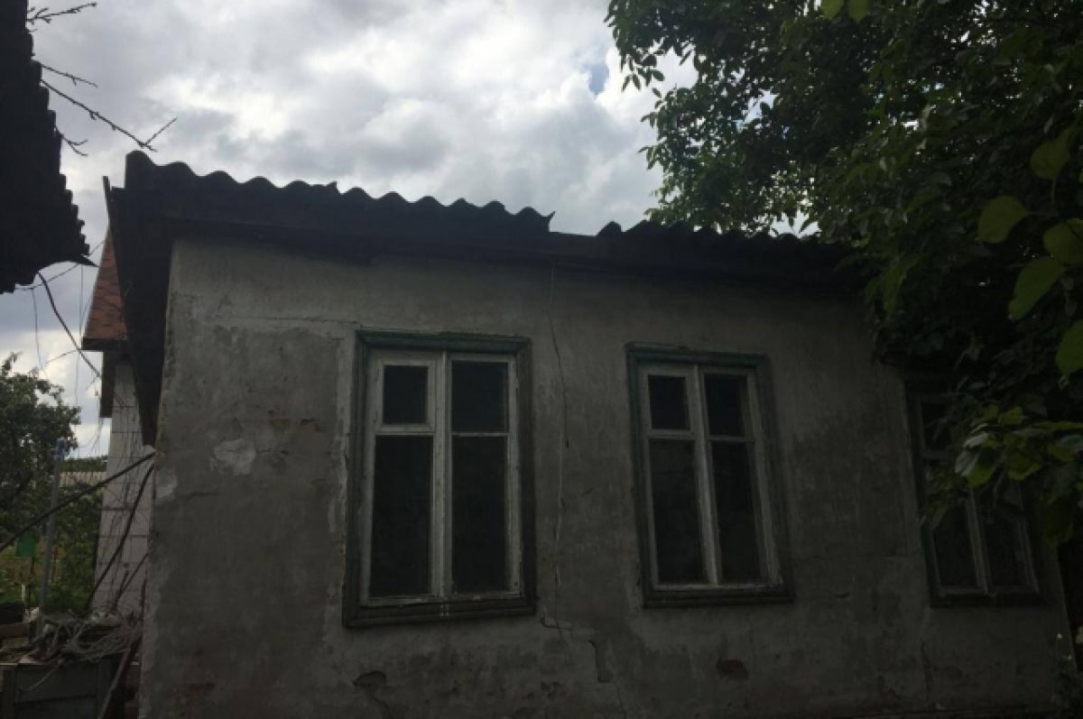    Фрагменты сбитой ракеты повредили кровлю нескольких зданий.