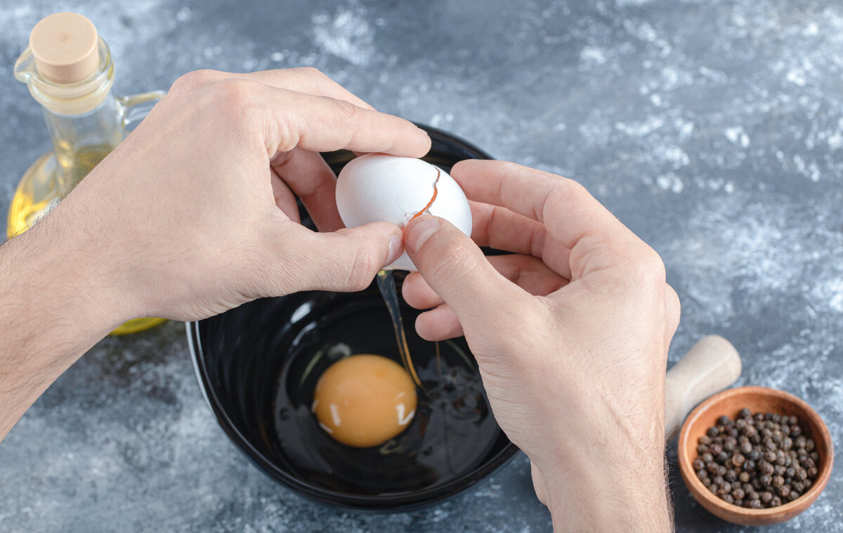 <a href="https://ru.freepik.com/free-photo/man-hands-breaking-eggs-in-bowl-over-grey-table_17111101.htm#query=%D0%BA%D1%83%D1%80%D0%B8%D0%BD%D0%BE%D0%B5%20%D1%8F%D0%B9%D1%86%D0%BE%20%D0%B8%20%D0%BD%D0%BE%D0%B6&position=0&from_view=search&track=ais">Изображение от azerbaijan_stockers</a> на Freepik