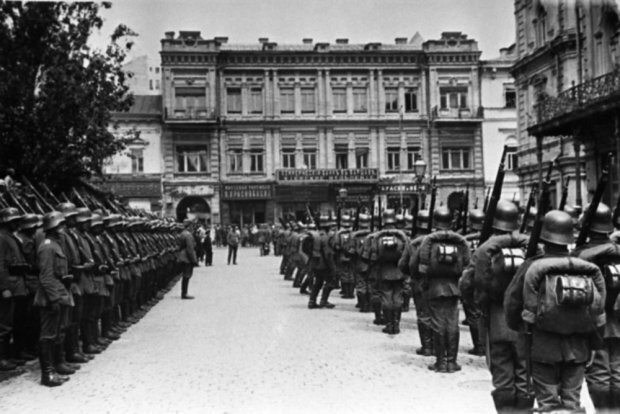 Киев, и это не 1941 год. это март 1918 года. Скоропадский пришедший к власти в результате военного переворота, в конце января 1918 года договаривается с Германией и ее союзниками (Австро-Венгрия, Турция и Болгария): немцы признают Украину государством, а его гетманом - в обмен на зерно, мясо, сало и прочее добро. Его низверг Петлюра, По меткому выражению Пилсудского "Петлюра вовремя выпрыгнул из красного вагона на остановке "Независимость", не надолго.