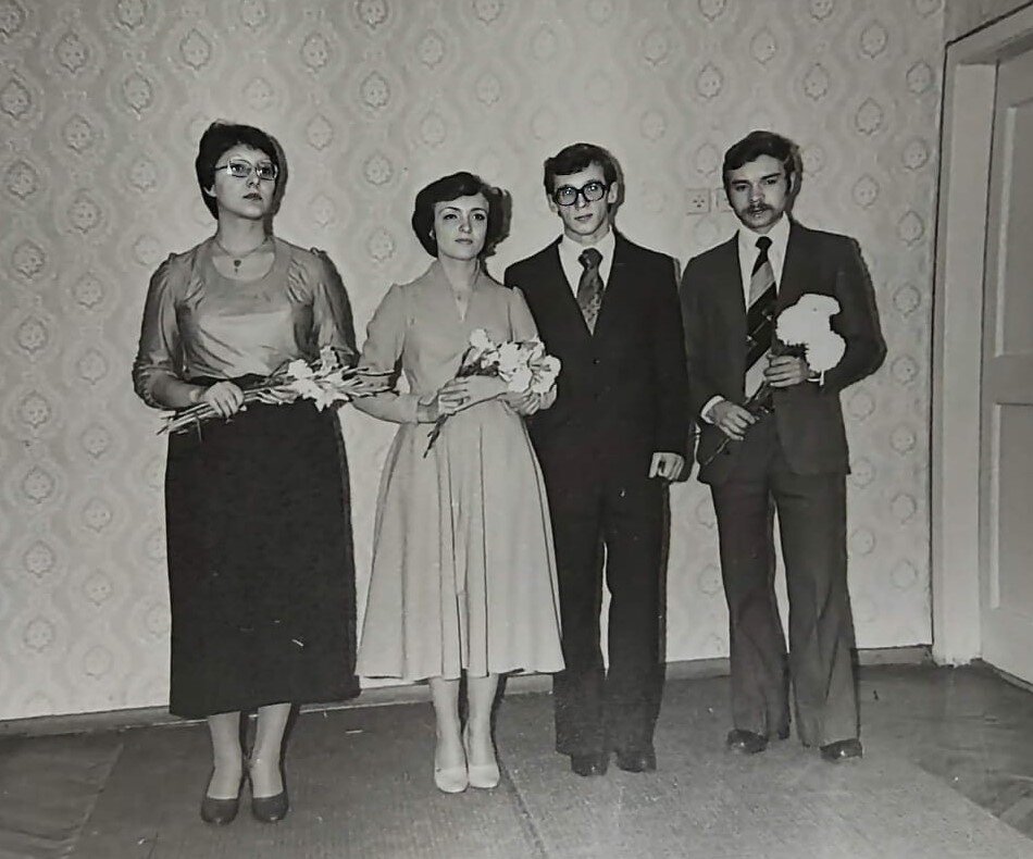 Рождение нашей семьи. 1 ноября 1980 года. Перед самым этим событием ЗАГС Советского района закрыли на ремонт, и нас расписывали в какой-то трëхкомнатной квартире где-то на Профсоюзной. Но, ничего. Уже 43 года вместе.
