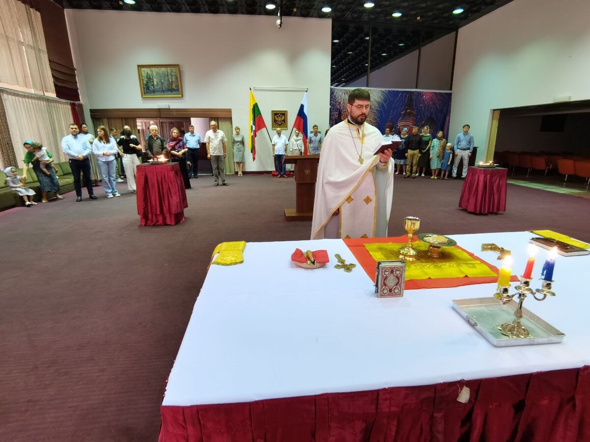 Богослужение в российском посольстве в Янгоне 