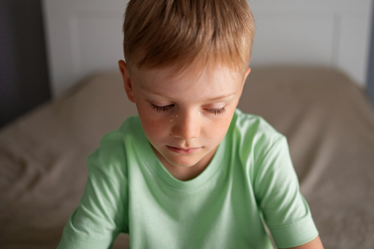 Изображение от <a href="https://ru.freepik.com/free-photo/close-up-on-sad-boy-portrait_30588705.htm#query=%D0%BC%D0%B0%D0%BB%D1%8C%D1%87%D0%B8%D0%BA%20%D1%88%D0%B5%D1%81%D1%82%D1%8C%20%D0%BB%D0%B5%D1%82%20%D0%BF%D0%BB%D0%B0%D1%87%D0%B5%D1%82&position=32&from_view=search&track=ais">Freepik</a>