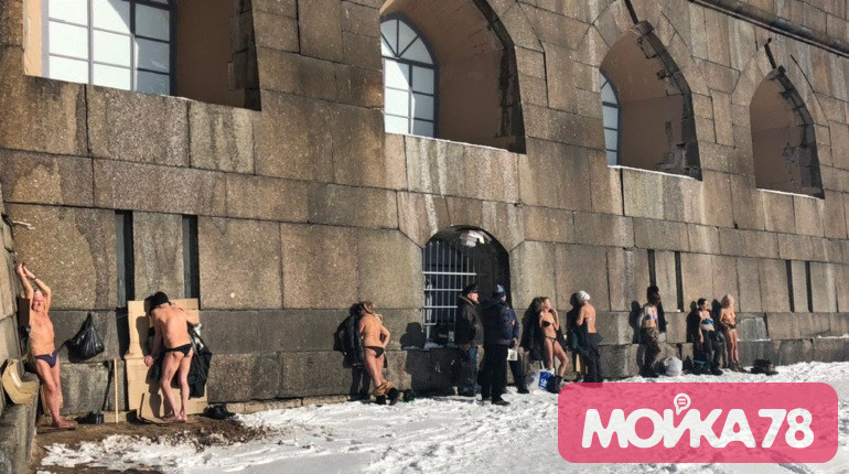    Загорающие у Петропавловской крепости. Фото: Мойка78