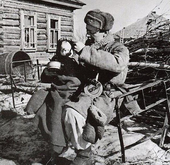 Валентин Моисеев со спасенной девочкой. Источник: Яндекс картинки