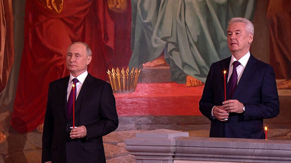 Фото взято в Яндекс-Картинках для иллюстрации. Удачно получилось, символично. В новой  России постоянно о возрождении империи говорят, кому корону надеть хотят, интересно? Что-то не так сделали наши прадеды в Гражданскую, раз короли опять хотят в нашей стране жить.