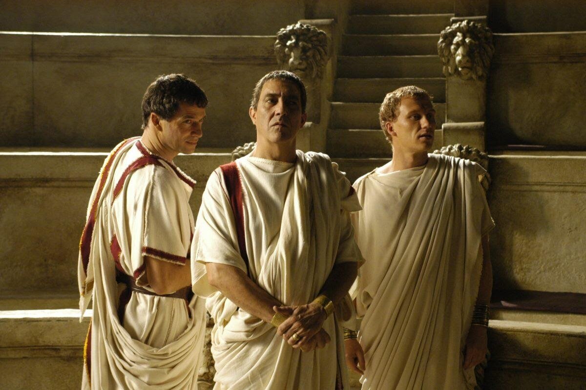 Римские политики в тогах. Кадр из сериала «Рим»