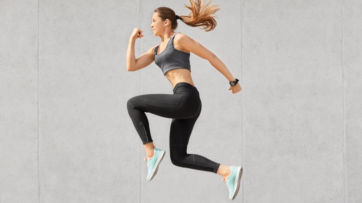    Девушка занимается спортом:Freepik