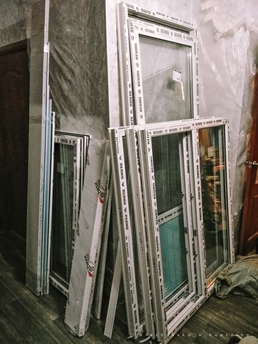 Привезённые комплекты окон для установки.