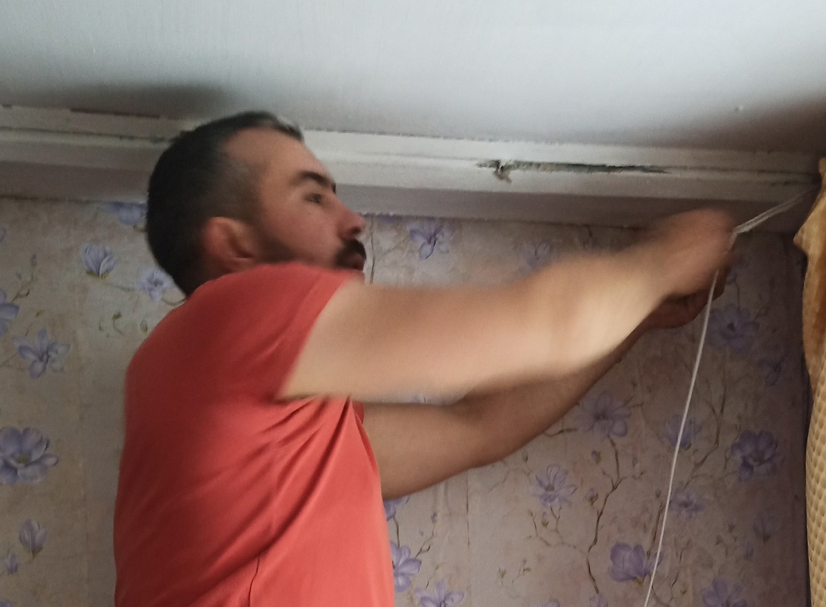 Вот как-то так я скручивал провода под потолком.