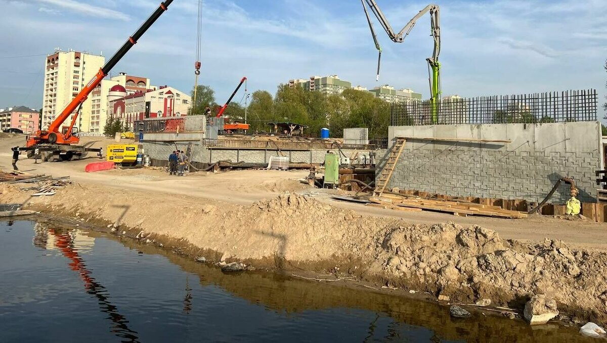     В центре Казани продолжается реконструкция моста через протоку между озерами Нижний и Средний Кабан. На месте побывал корреспондент Inkazan.