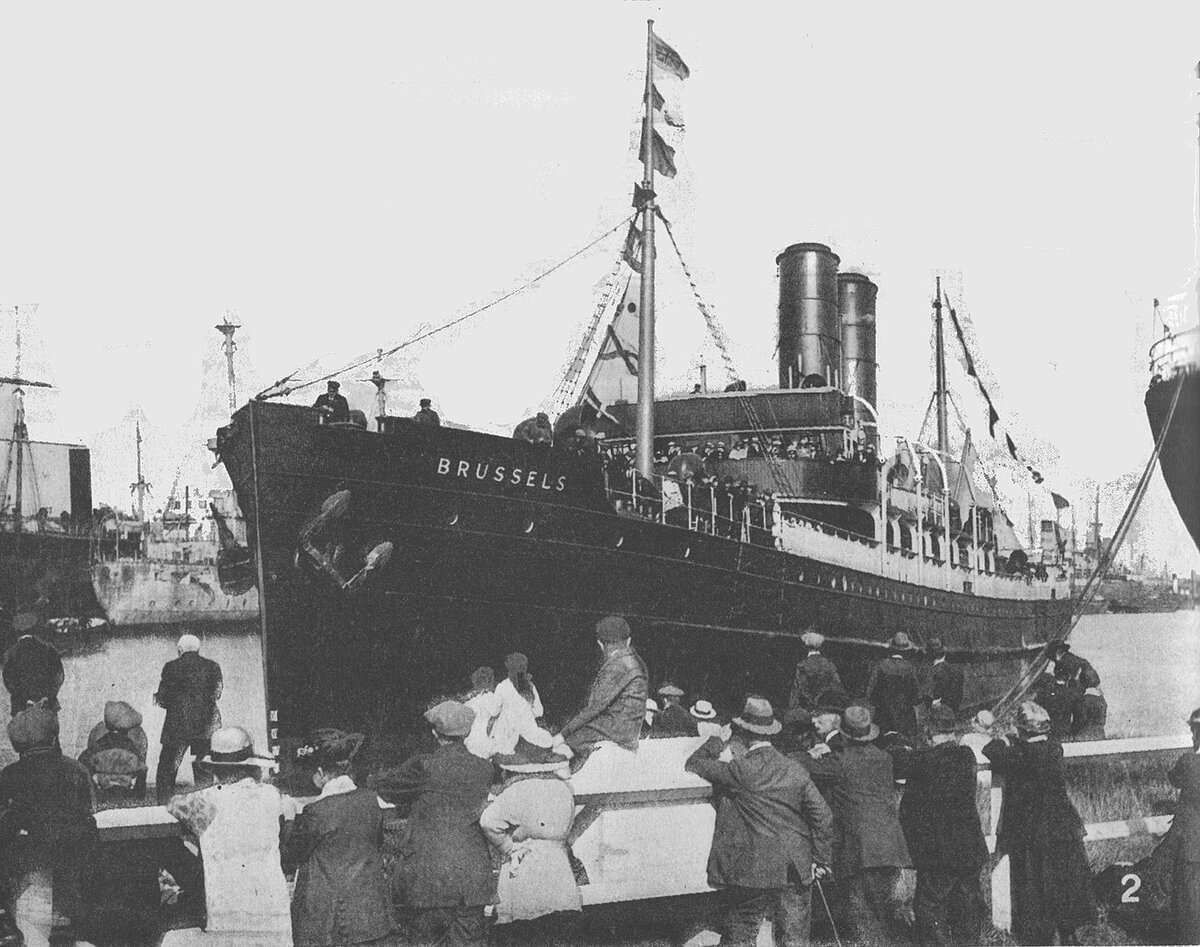 "Брюссель" - пассажирский паром, построенный в 1902 году для британской Великой восточной железной дороги. В 1915 году это судно пыталось протаранить U-33. Корабль был захвачен Германией в 1916 году, а его капитан Чарльз Фрайатт был казнен после того, как немцы обнаружили его попытку тарана. Брюссель был переименован в "Брюгге" и использовался как складское судно в Зебрюгге. 
В октябре 1918 года "Брюгге" был затоплен немцами, когда они эвакуировали порт. Корабль был поднят бельгийским правительством и подарен Адмиралтейству в 1920 году. Оно было отремонтировано и позже переименовано в "Леди Брюссель". Судно работало в качестве парома на "Ирландском море" и служило до тех пор, пока не было списано в 1929 году.