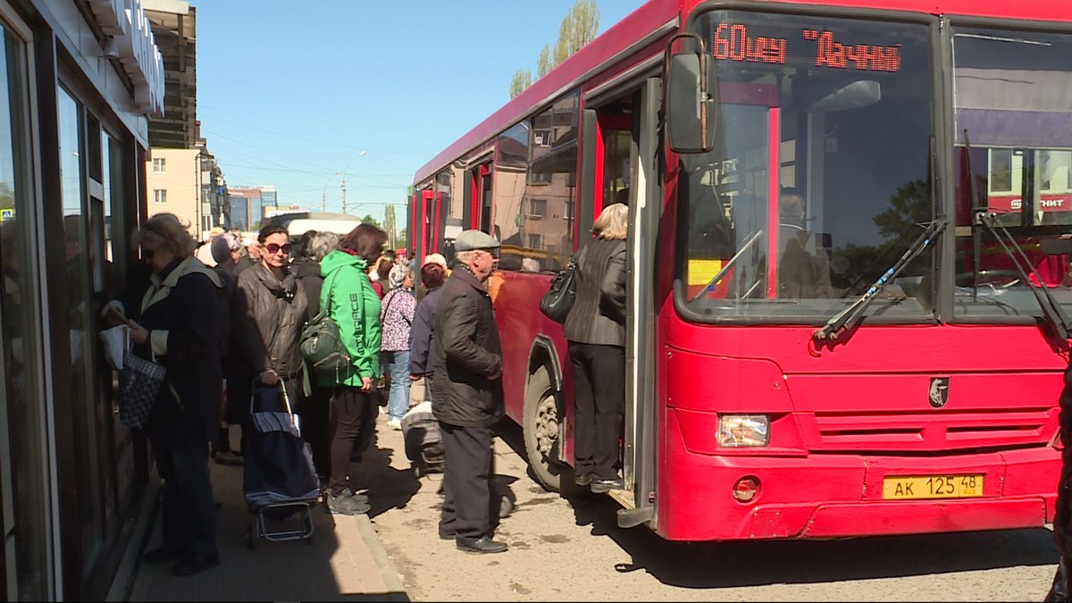 В Липецке жалуются на тесноту и очереди в садовых автобусах после  сокращения расписания | Вести Липецк | Дзен