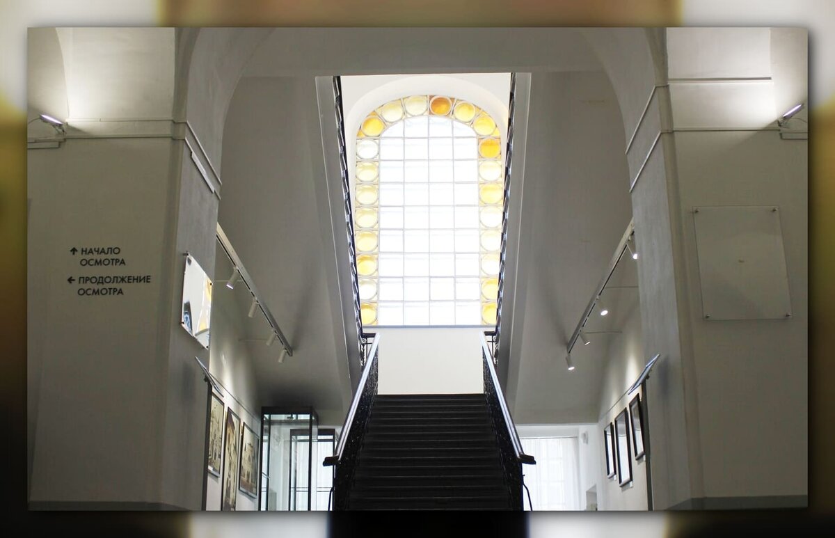 Часть лестничного марша на второй этаж.