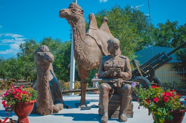 Памятник «Мы победили! От Баскунчака до Берлина», скульпторы В. Жуков, В. Маринин и П. Солодков, 2010 год, Ахтубинск, Астраханская область