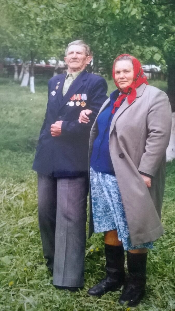 Мои прадедушка Остроушко Иван Митрофанович и прабабушка Остроушко (Рябова) Вера Николаевна. День Победы. 1995 г.