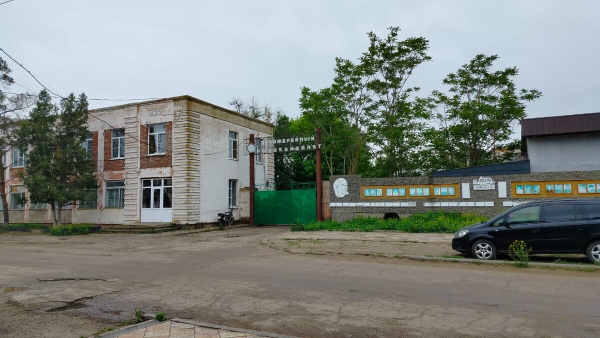 У проходной Оранжерейного рыбокомбината ( в настоящее время ООО "Оранжереинские деликатесы") с. Оранжереи, ул. Кирова. 26. Фото Ширяевой С.Г.