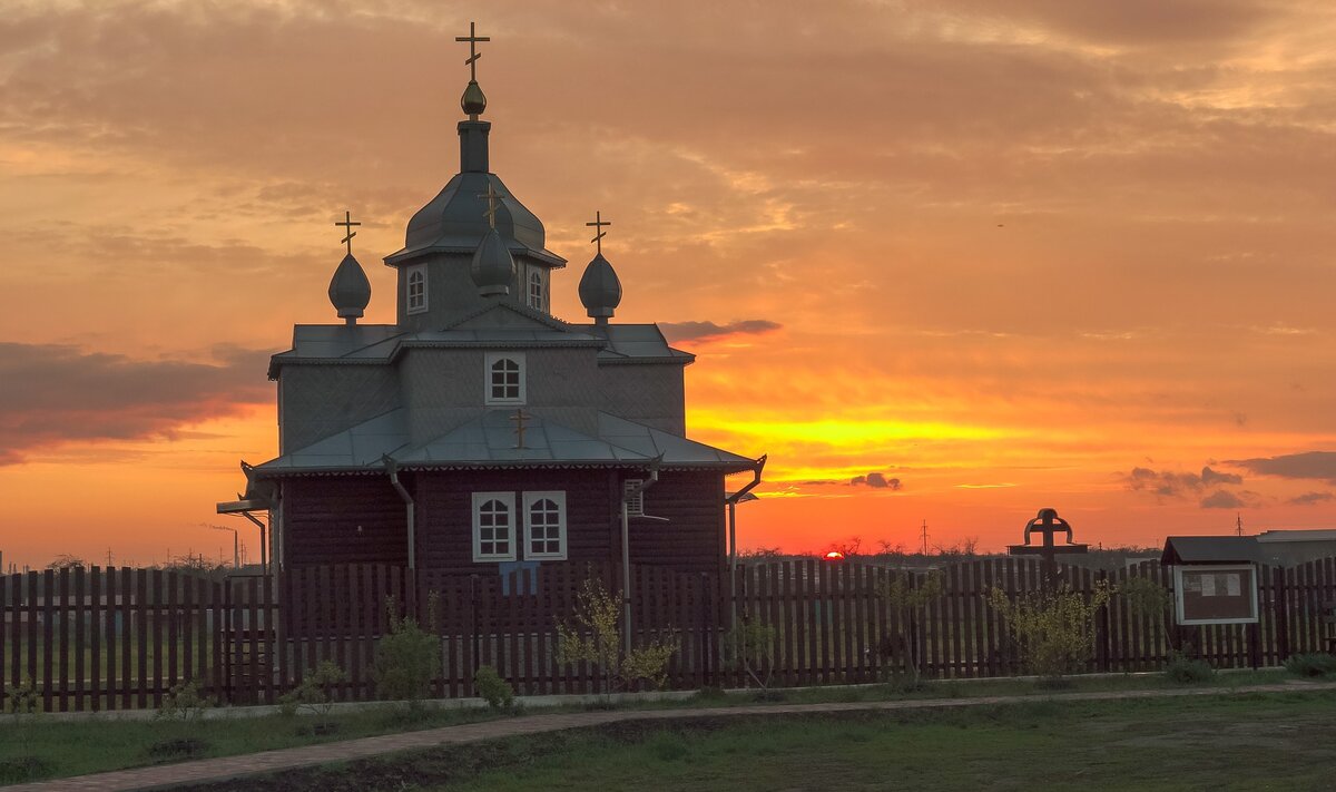 Католический храм на закате