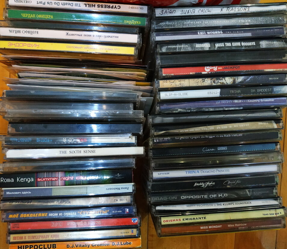 Продажа сд. Коллекция музыкальных дисков. Коллекция компакт дисков. Коллекция СД дисков. Коллекционер дисков.
