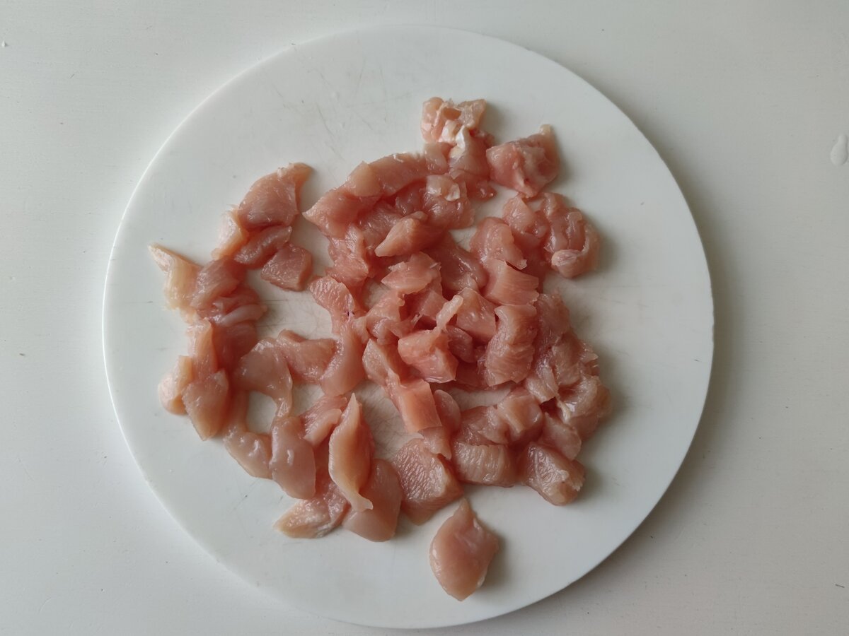 Нарезаем куриное филе (300 г ) небольшими кусочками 