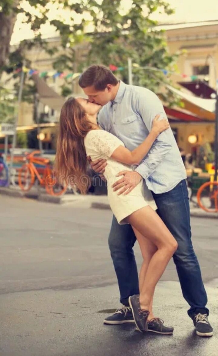 Фото парень и девушка целуются на улице