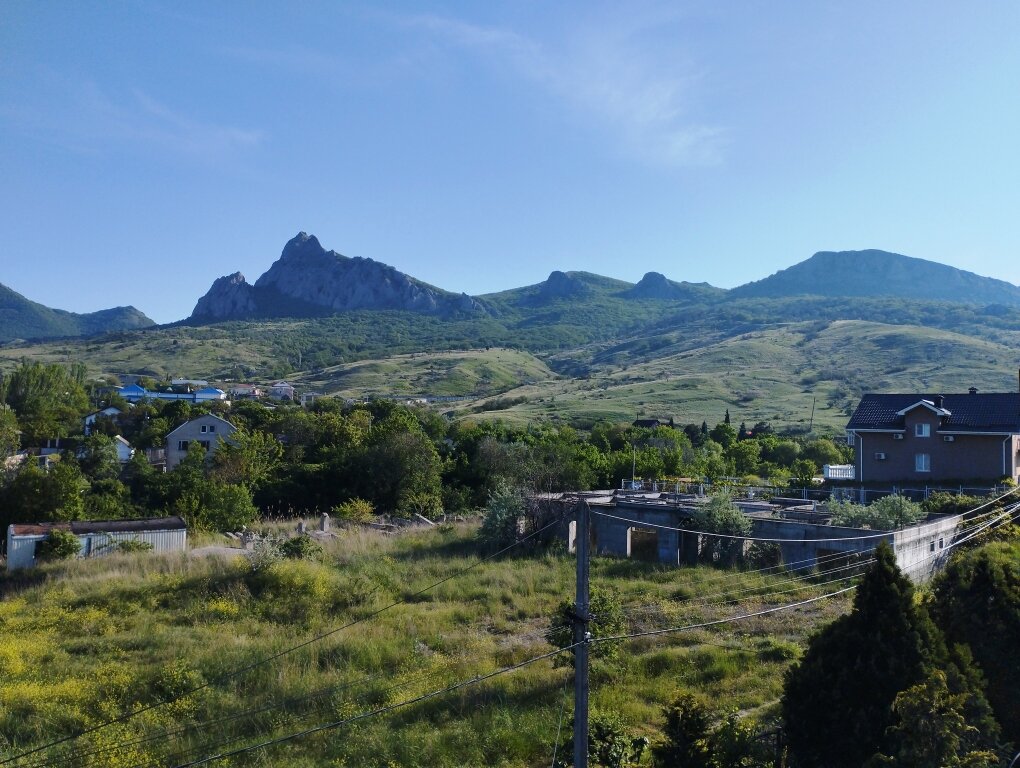 Вид на зелёные холмы из отеля "Семирамида". Фото автора канала