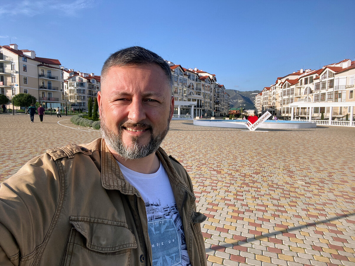 На фоне фонтана в ЖК Черноморский, г. Геленджик, апрель 2023 года