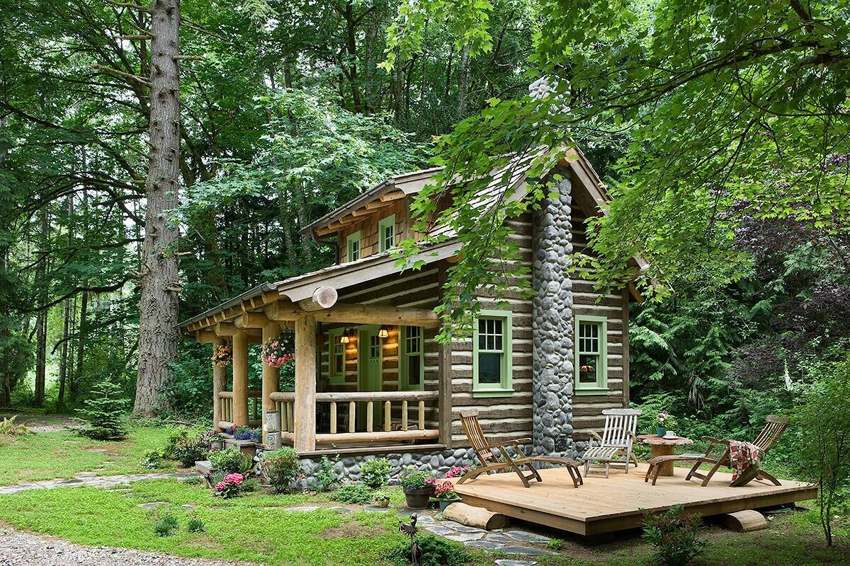 Деревянный домик в лесу