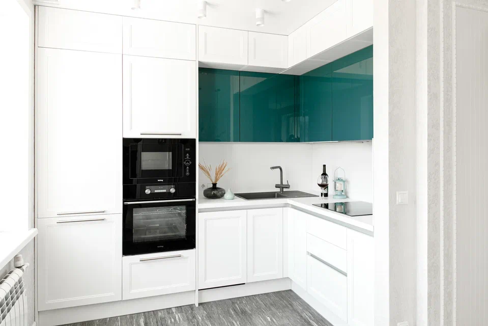 Белая глянцевая кухня в современном стиле - 46 фото