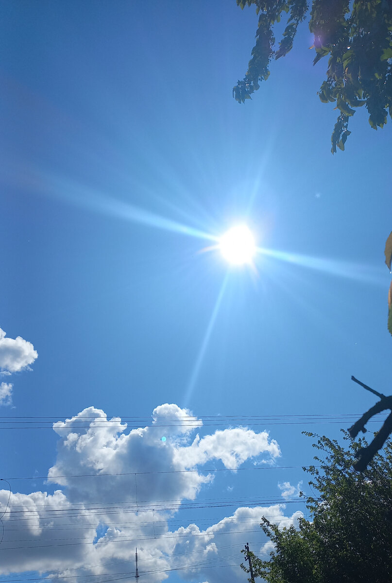 Просто так голубое небо и яркое солнце.