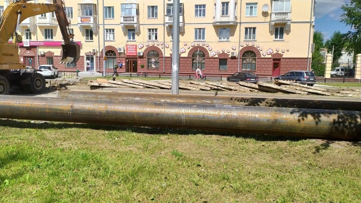     Фонтан из грязи появился на улице Бурнаковской не из-за аварии, а из-за плановых коммунальных работ. Об этом NewsNN рассказали в пресс-службе АО «Теплоэнерго».