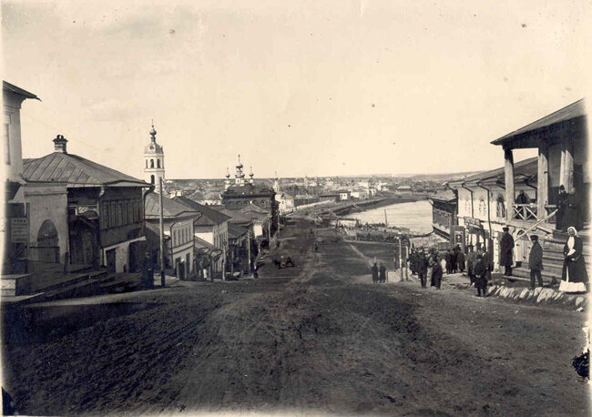 Улица Киттарская. Справа - комплекс Одинцовских лавок. Начало ХХ в.